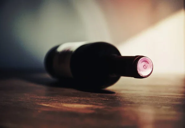 Bir Şişe Kırmızı Şarap — Stok fotoğraf