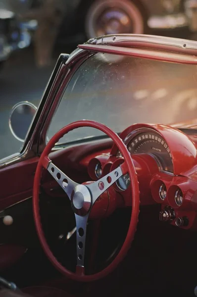 Klasik Kırmızı Arabanın Içi — Stok fotoğraf