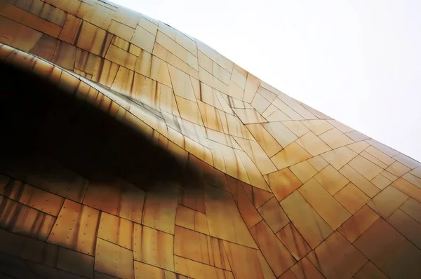 西雅图Emp博物馆的黄金抽象结构 — 图库照片