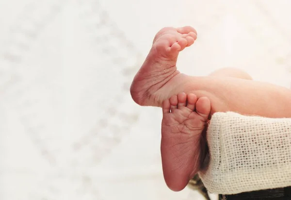 Primer Plano Los Pies Del Bebé Recién Nacido —  Fotos de Stock