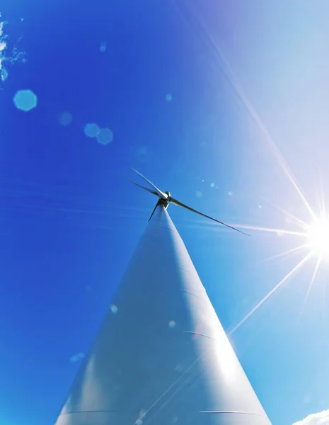 蓝天的风力涡轮机 — 图库照片