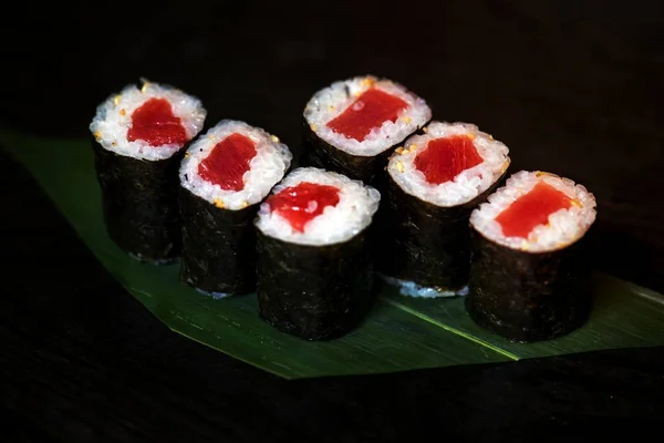 Atún Sushi Roll Comida Japonesa — Foto de Stock