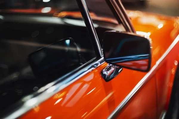 Sluiten Van Een Oranje Auto Vleugel Spiegel — Stockfoto
