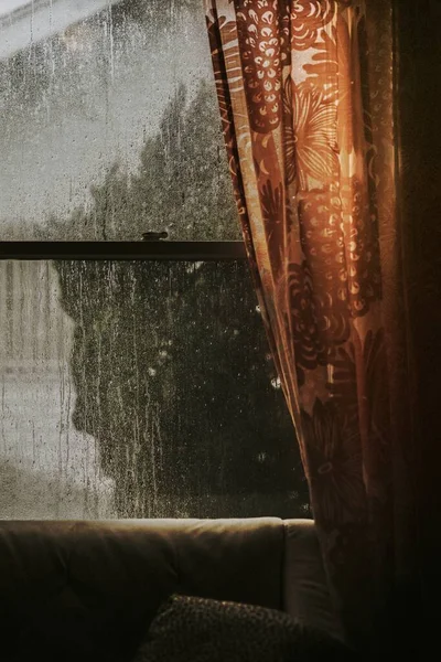 Pencerenin Dışında Yağmurlu Bir Gün — Stok fotoğraf