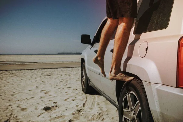 Muž Kolo Jeho Auto Pláži — Stock fotografie