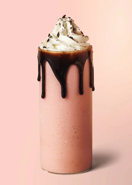 Aardbeienmilkshake Met Chocoladesaus Achtergrond — Stockfoto