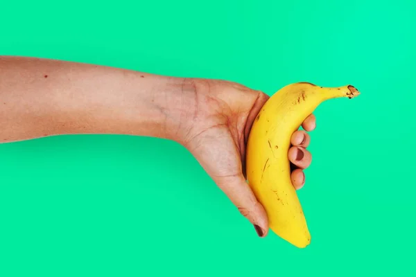 Sosteniendo Concepto Estudio Frutas Plátano — Foto de Stock