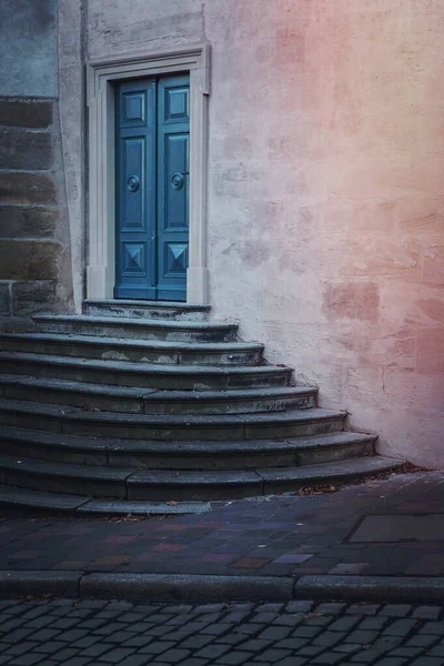 Blaue Tür Auf Einer Kleinen Treppe — Stockfoto