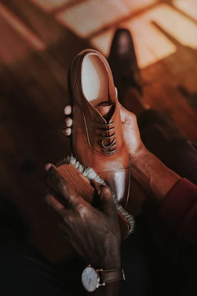 Hombre Aplicando Esmalte Zapatos Sus Zapatos Cuero Marrón —  Fotos de Stock