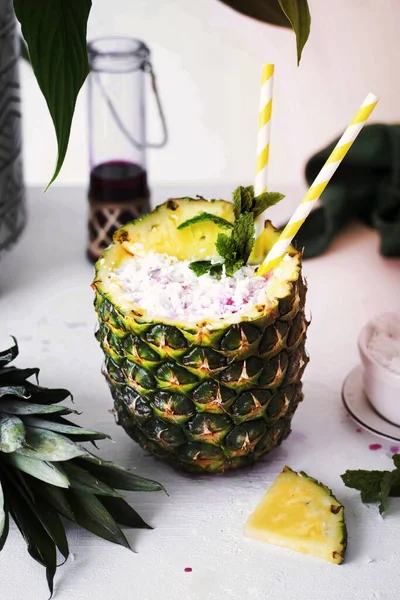 Verse Ananas Drank Met Kokosnoot Cranberry Siroop — Stockfoto