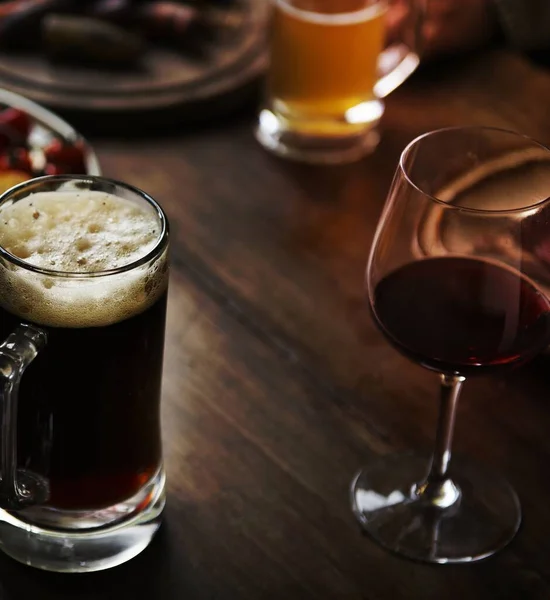 Sklenic Alkoholu Stůl — Stock fotografie