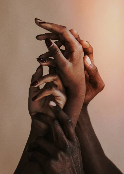 Bej Arkaplanda Siyah Eller — Stok fotoğraf