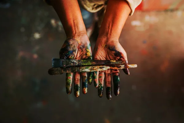 Hände Mit Pinsel Und Farbe Bedeckt — Stockfoto