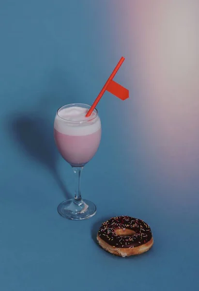 Smakelijke Geglazuurde Donut Met Een Fancy Drankje — Stockfoto