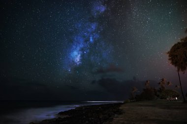 Hawaii 'de, Kauai County' de gece gökyüzünü geçen Samanyolu.