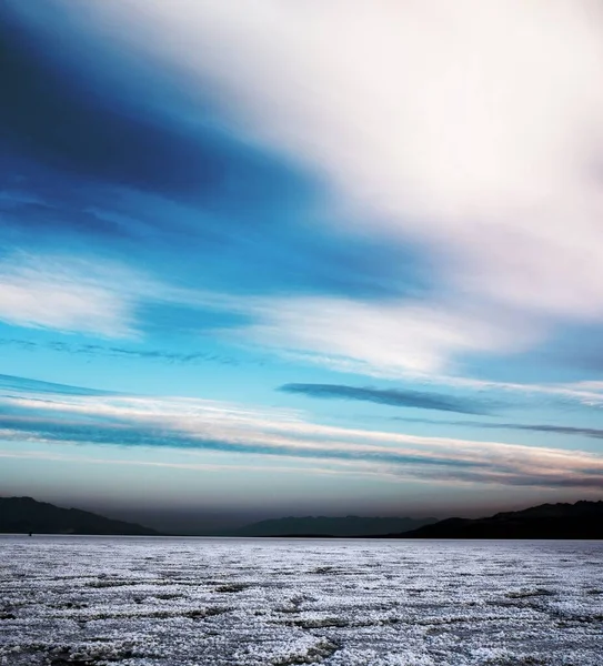 Närbild Salta Sjön Med Molnig Himmel — Stockfoto