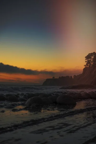 美しい夕日とロッキー海岸 — ストック写真