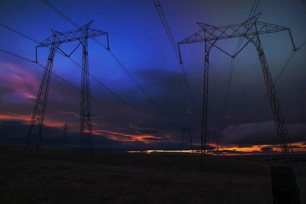 美国加利福尼亚州特雷西的高压电线杆 — 图库照片