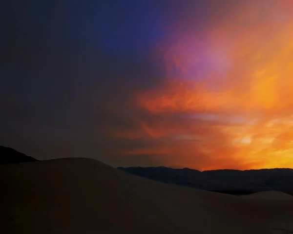 Zonsopgang Boven Een Prachtige Woestijn — Stockfoto