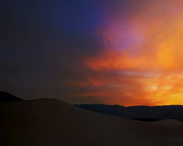 Salida Del Sol Sobre Hermoso Desierto —  Fotos de Stock