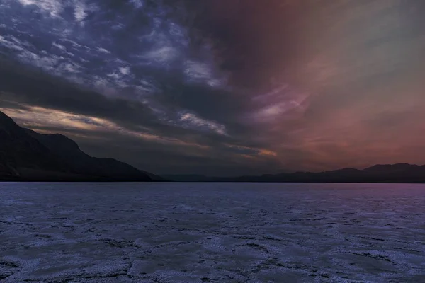 하늘을 배경으로 소금기있는 호수의 — 스톡 사진