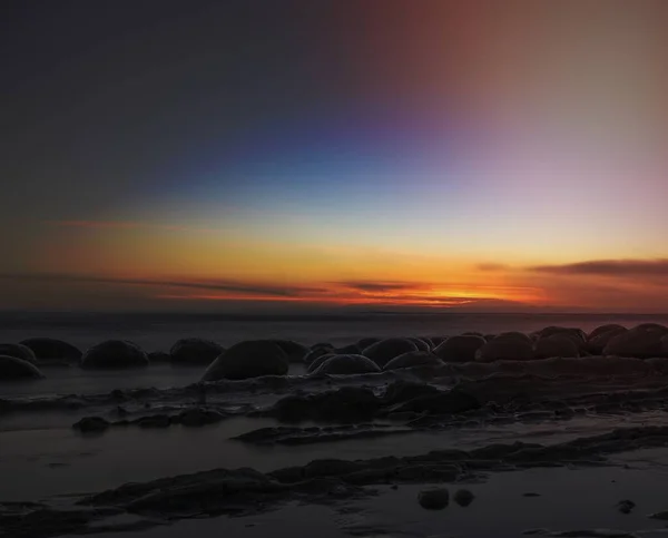 Рокированный Берег Красивым Закатом — стоковое фото