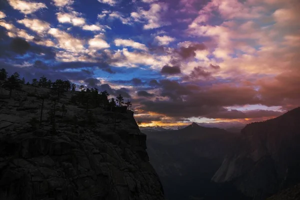 Vista Del Nublado Parque Nacional Yosemite Estados Unidos — Foto de Stock