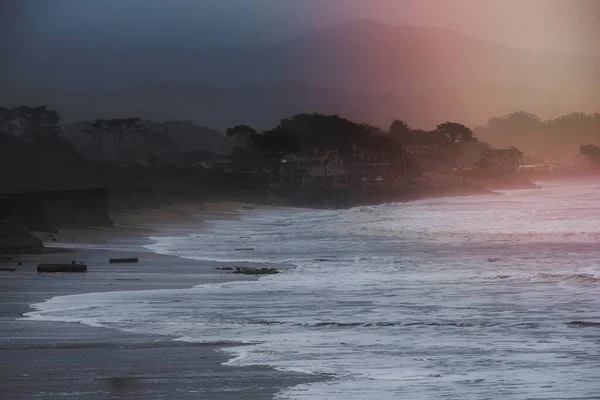 Ciemny Zachmurzenie Surowej Plaży — Zdjęcie stockowe