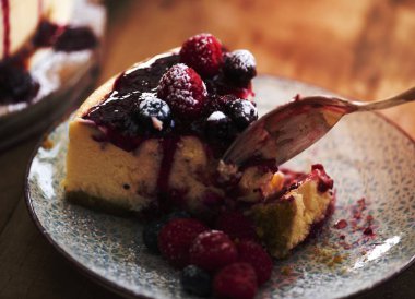 Karışık Meyveli sos ile tepesinde cheesecake dilim