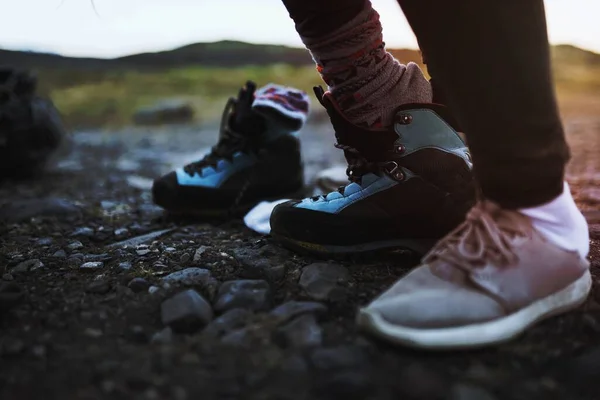 Yürüyüş Ayakkabısı Giyen Bir Adamın Yakın Çekimi — Stok fotoğraf