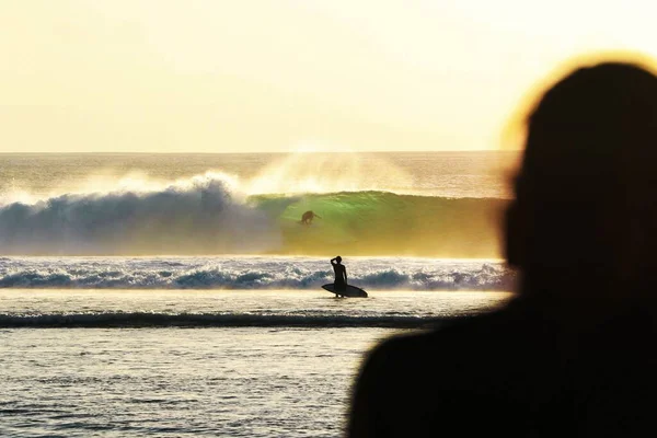 Surfeur Sur Une Plage Déserte Indonésie — Photo