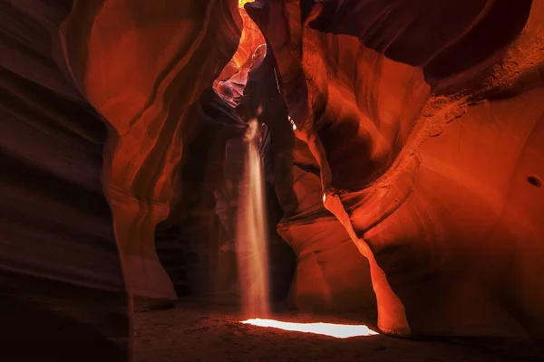 Golden Leuchtend Rote Wände Verdrehte Felswände Und Lichtstrahlen Die Durch — Stockfoto