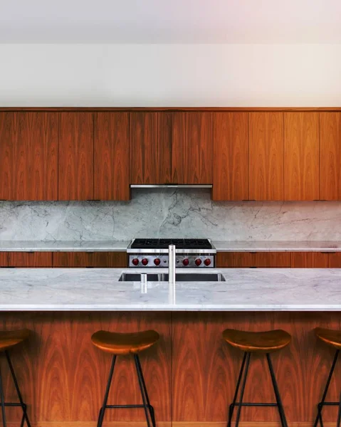 Moderne Houten Keuken Met Marmeren Aanrecht — Stockfoto