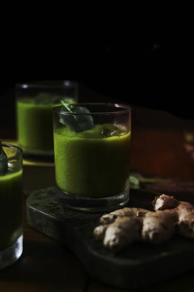 纯素菠菜和生姜冰沙饮料 — 图库照片