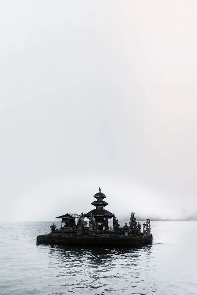Hindoe Tempel Mist Een Meer Bali — Stockfoto