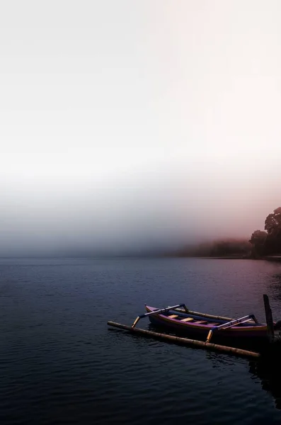 Розовое Каноэ Тумане Озере Бали — стоковое фото