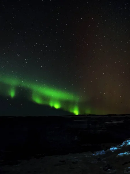 Tepeler Karla Kaplı Kuzey Işıkları — Stok fotoğraf