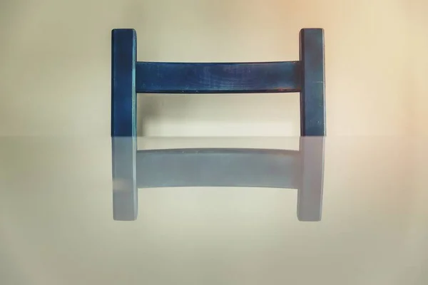 Masanın Yanındaki Mavi Sandalye — Stok fotoğraf