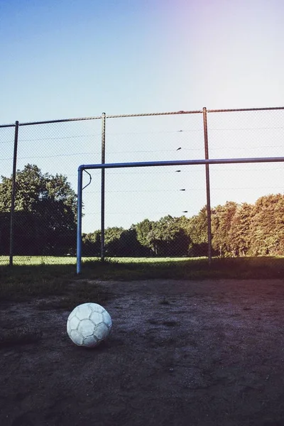 Biała Piłka Nożna Terenie — Zdjęcie stockowe