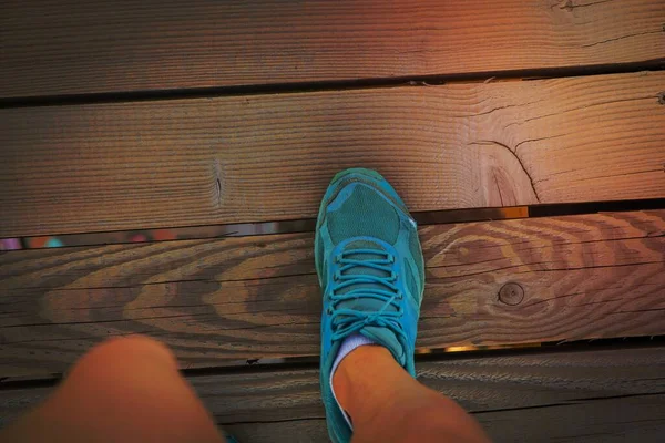 Mavi Bir Spor Ayakkabısına Yaklaş — Stok fotoğraf