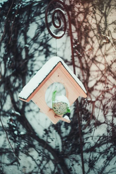 Πουλόσπιτο Καλυμμένο Χιόνι — Φωτογραφία Αρχείου