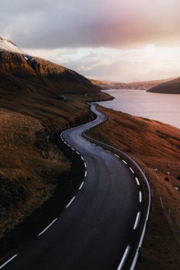 Faroe Adaları 'ndaki göl kenarındaki çevre yolu.