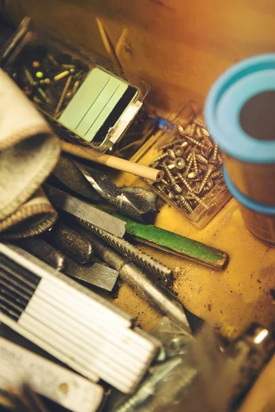 Βίδες Και Εργαλεία Μέσα Ένα Ξύλινο Κουτί — Φωτογραφία Αρχείου
