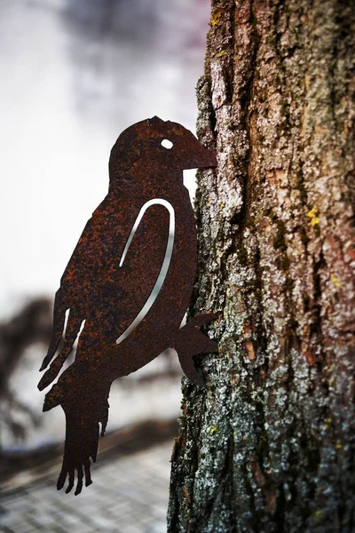 Ağaç Kabuğundaki Paslı Metal Karga — Stok fotoğraf