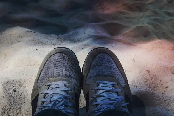 Spor Ayakkabılar Kumda — Stok fotoğraf