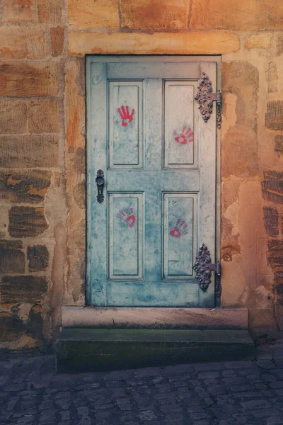 Blå Dörr Med Rosa Handavtryck — Stockfoto