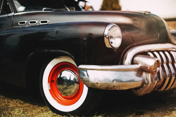 Voorzijde Van Een Zwarte Vintage Auto — Stockfoto