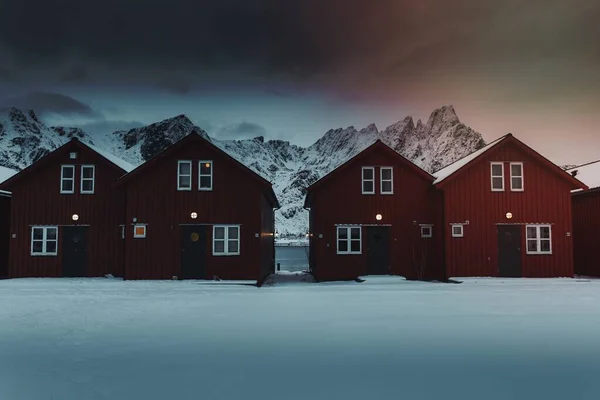 Norveç Sakrisoy Adasının Karlı Sahillerinde Kırmızı Kulübeler — Stok fotoğraf