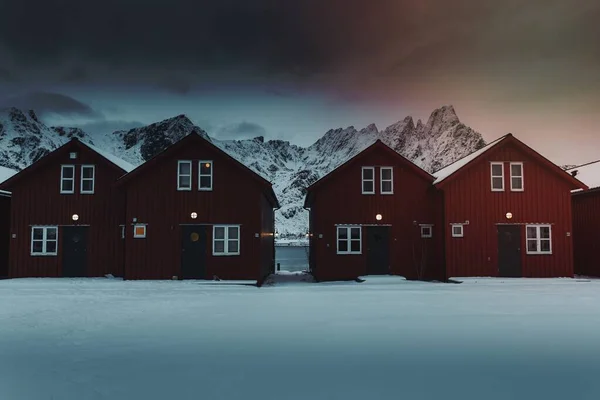 Rij Rode Hutten Een Besneeuwde Kust Van Het Eiland Sakrisoy — Stockfoto