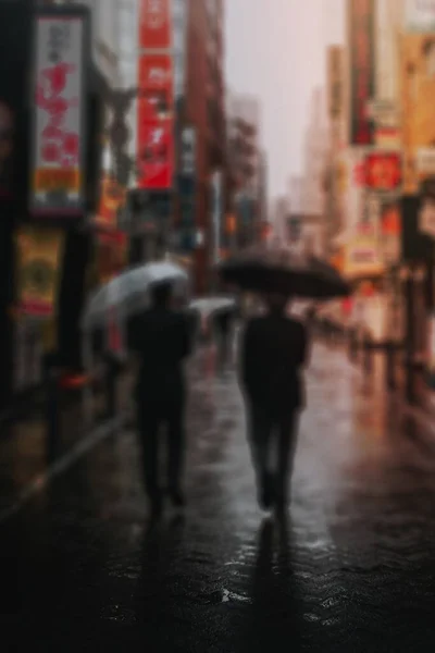 Japońscy Biznesmeni Spacerujący Parasolami Tokio — Zdjęcie stockowe